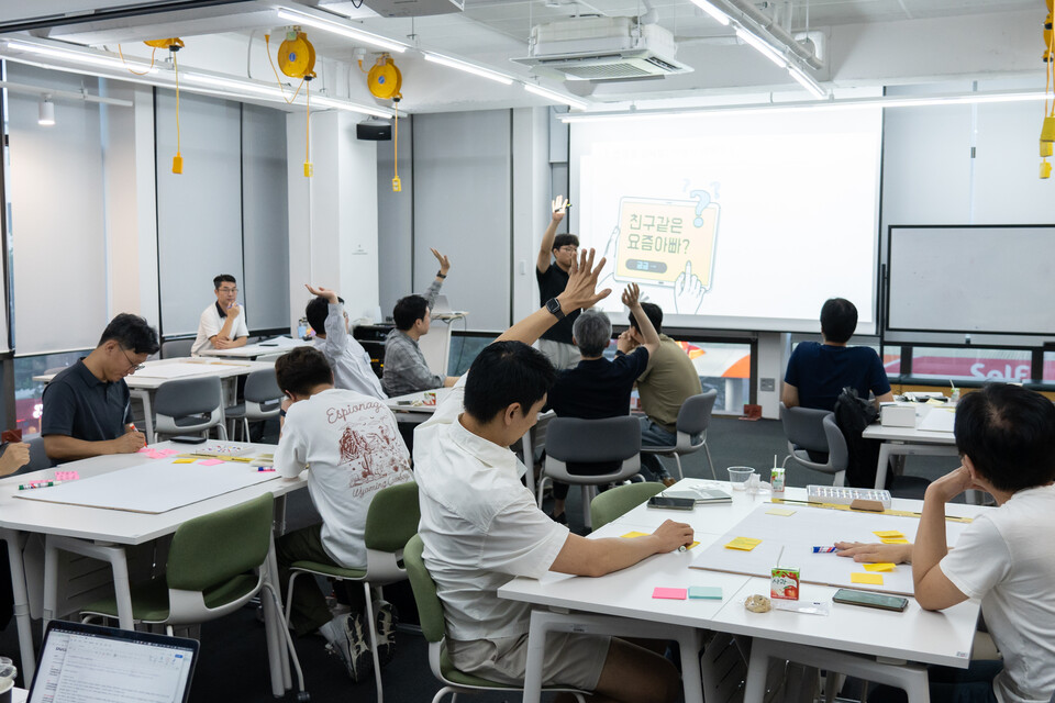 지난 21일 서울 성동구 헤이그라운드 서울숲점에서 '2025 아버지 돌봄 학교(2025 Papa School)' 3회차 수업이 열렀다. 20여 명의 아버지들이 퇴근 후 교육에 참여했다. [사진 루트임팩트]